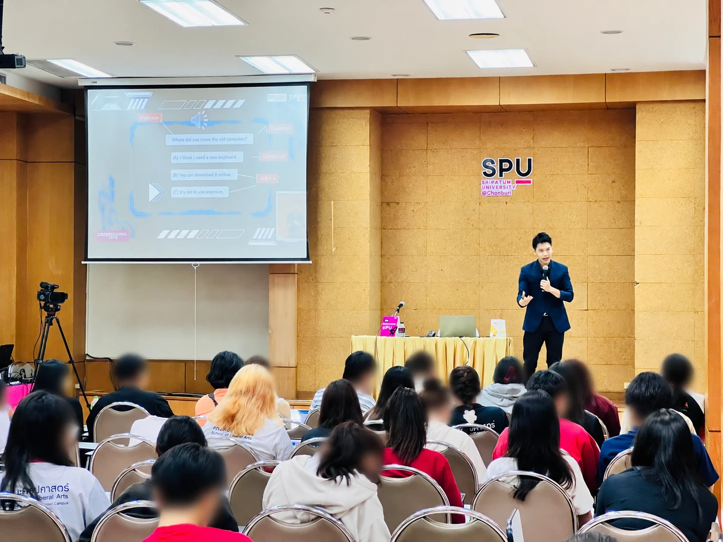 พี่ Mob บรรยายภาษาอังกฤษในห้องเรียนที่มหาวิทยาลัยศรีปทุม ชลบุรี