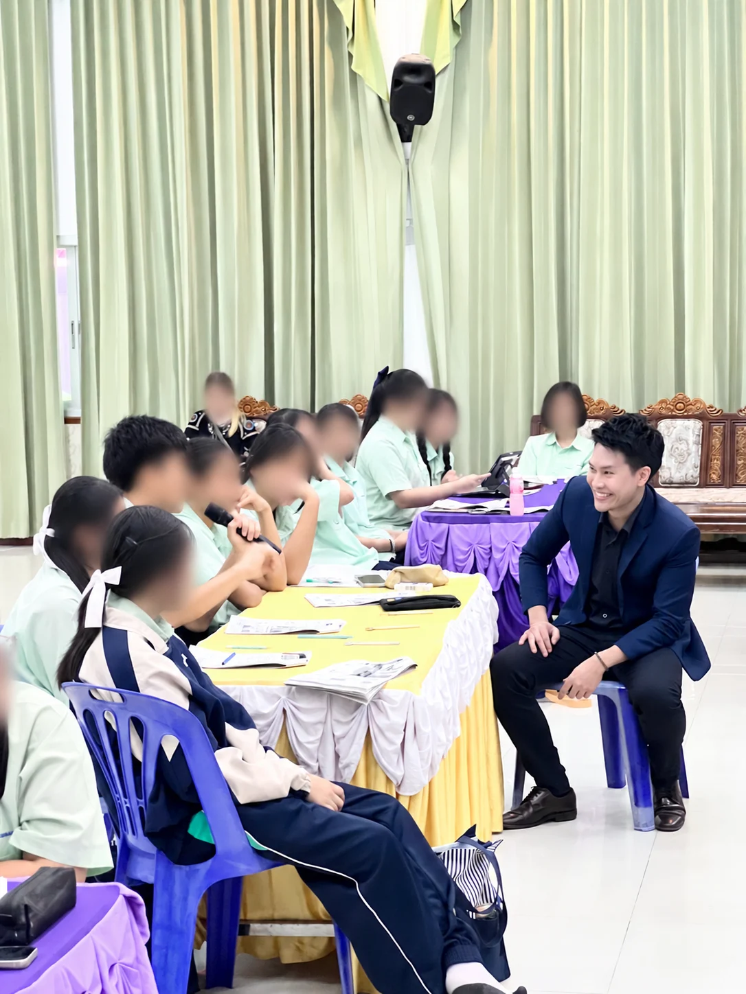 พี่ Mob นั่งพูดคุยและรับฟังนักเรียนระหว่างการสอน