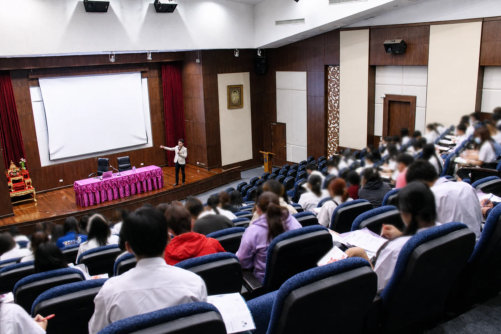 พี่ Mob บรรยายในห้องประชุมมหาวิทยาลัย