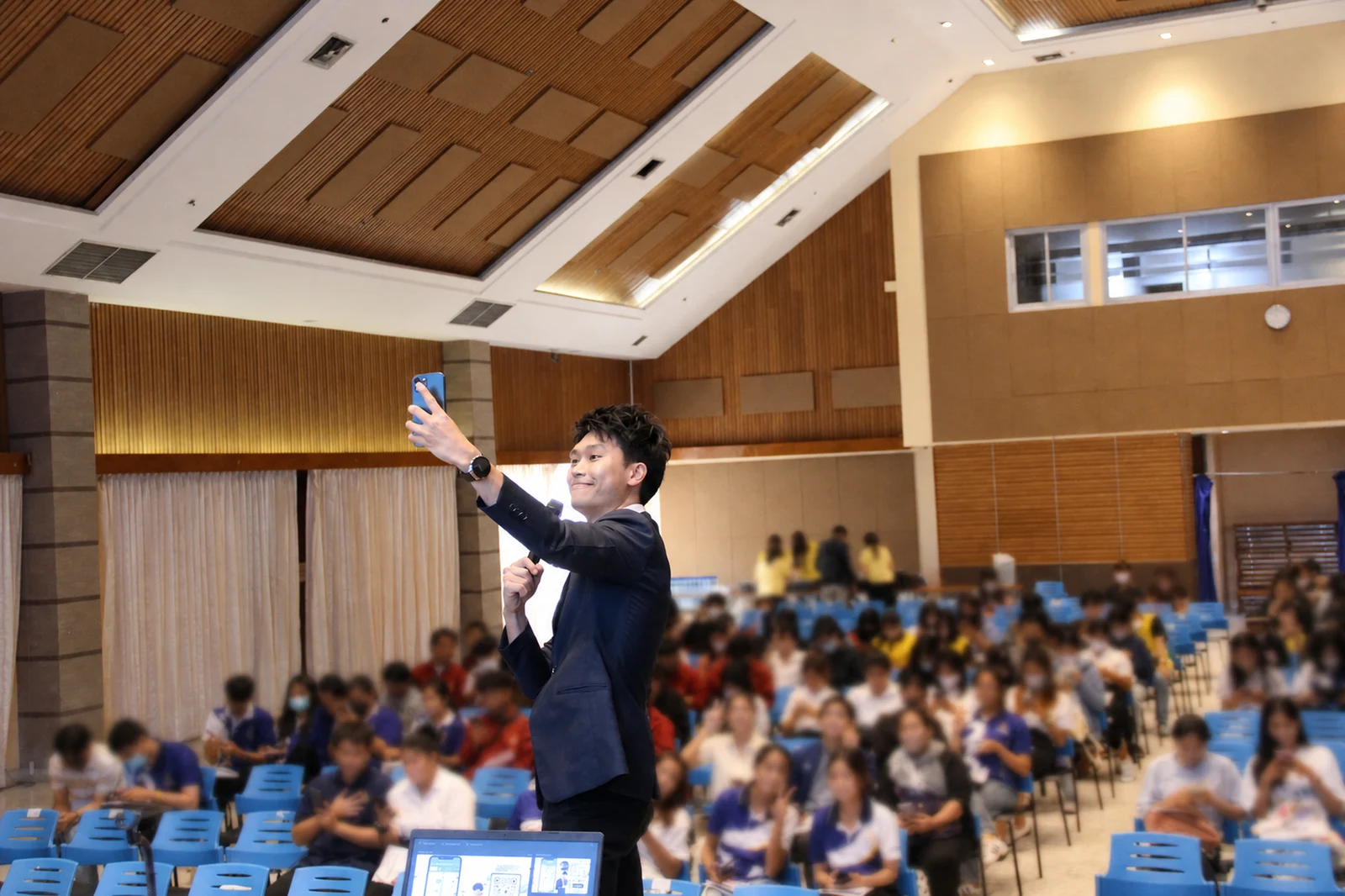 พี่ Mob บรรยาย TOEIC ให้ผู้เรียนในห้องสัมมนา